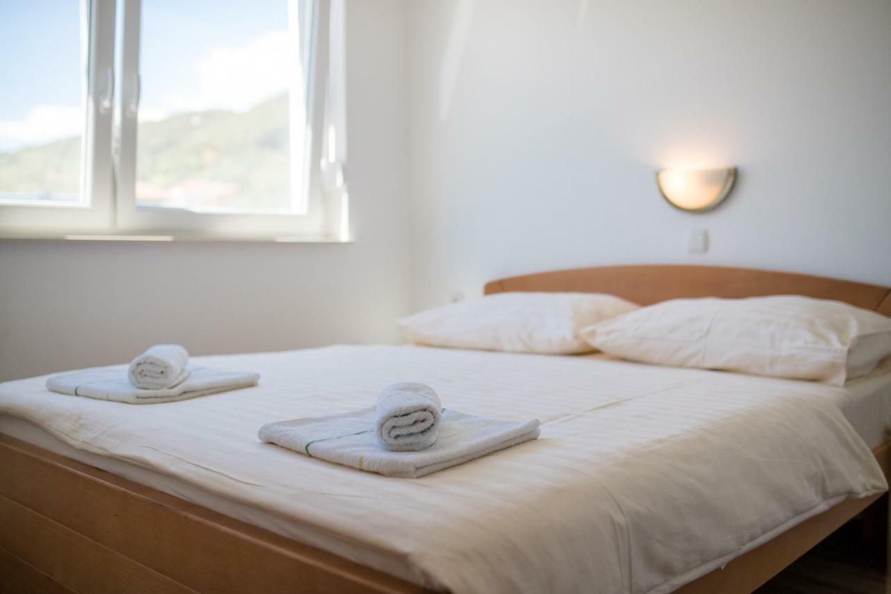 Apartments Petrusic Supetarska Draga Ngoại thất bức ảnh