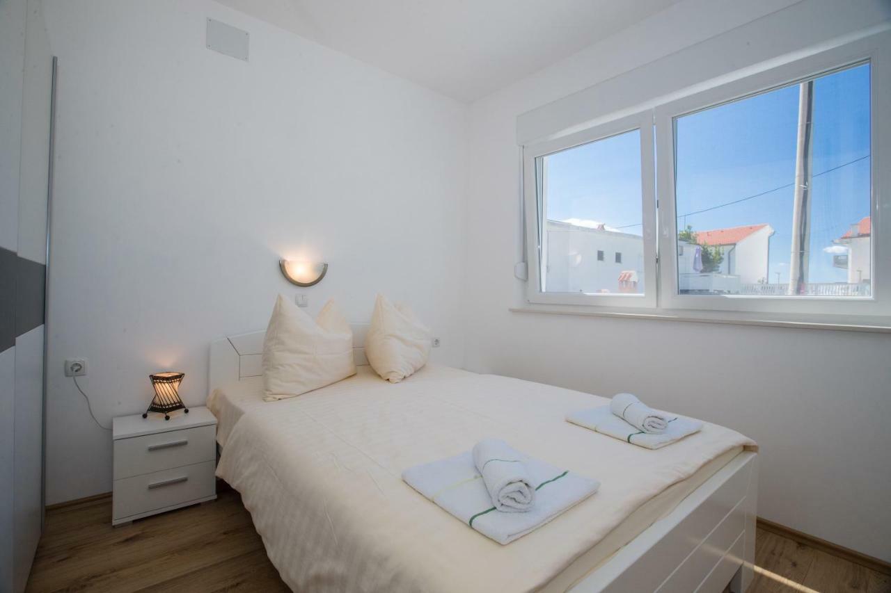 Apartments Petrusic Supetarska Draga Ngoại thất bức ảnh