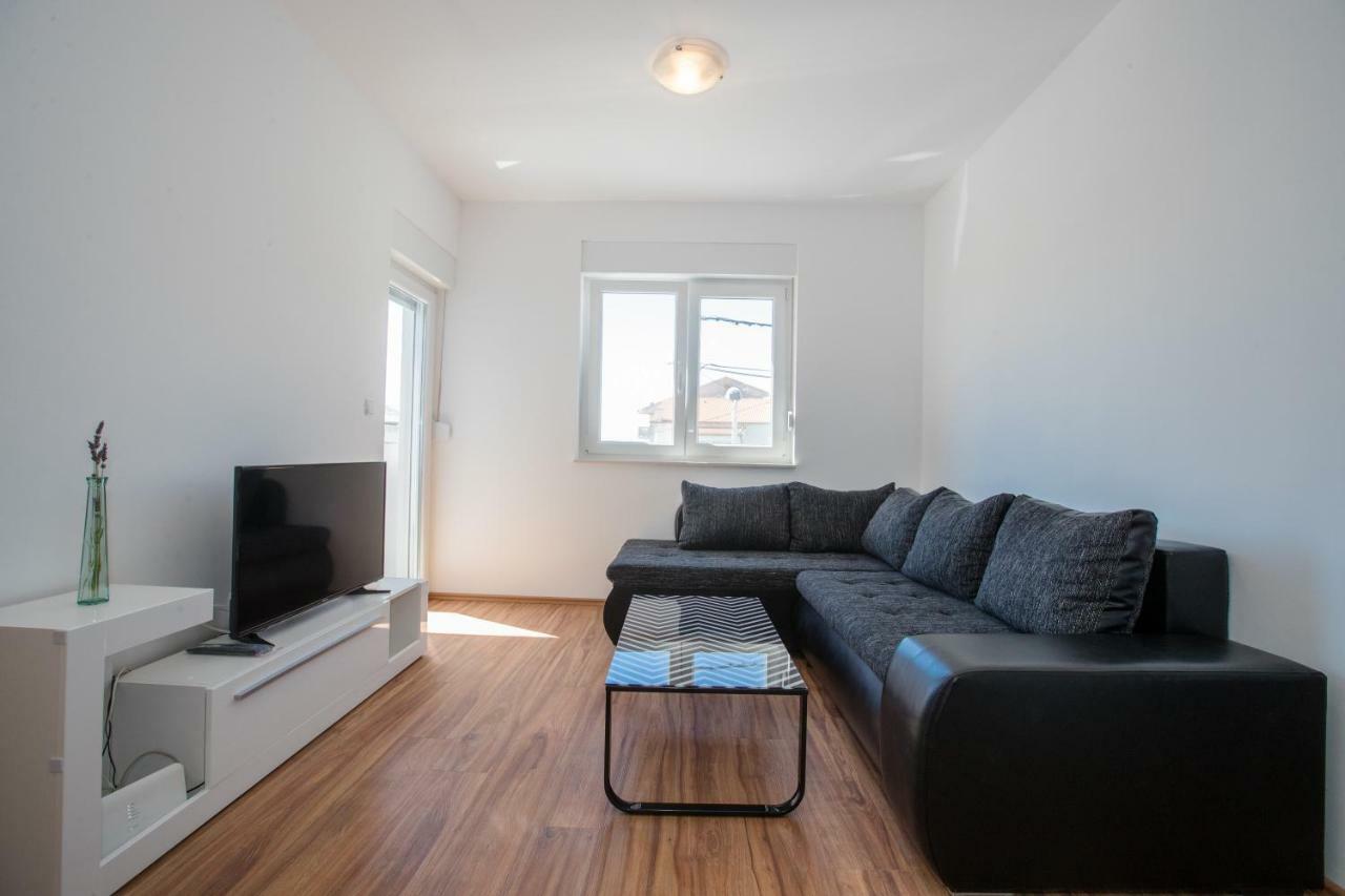 Apartments Petrusic Supetarska Draga Ngoại thất bức ảnh