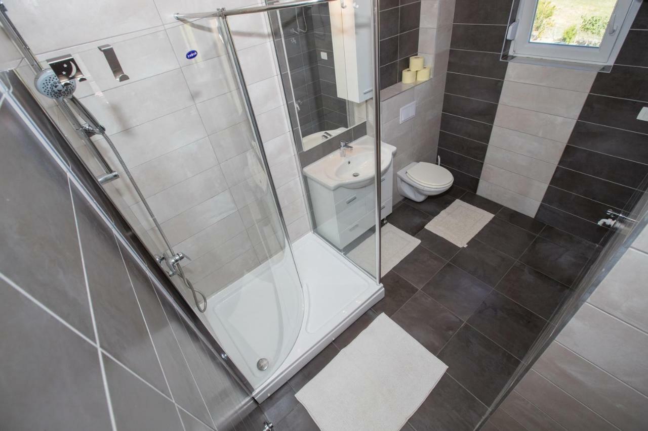 Apartments Petrusic Supetarska Draga Ngoại thất bức ảnh