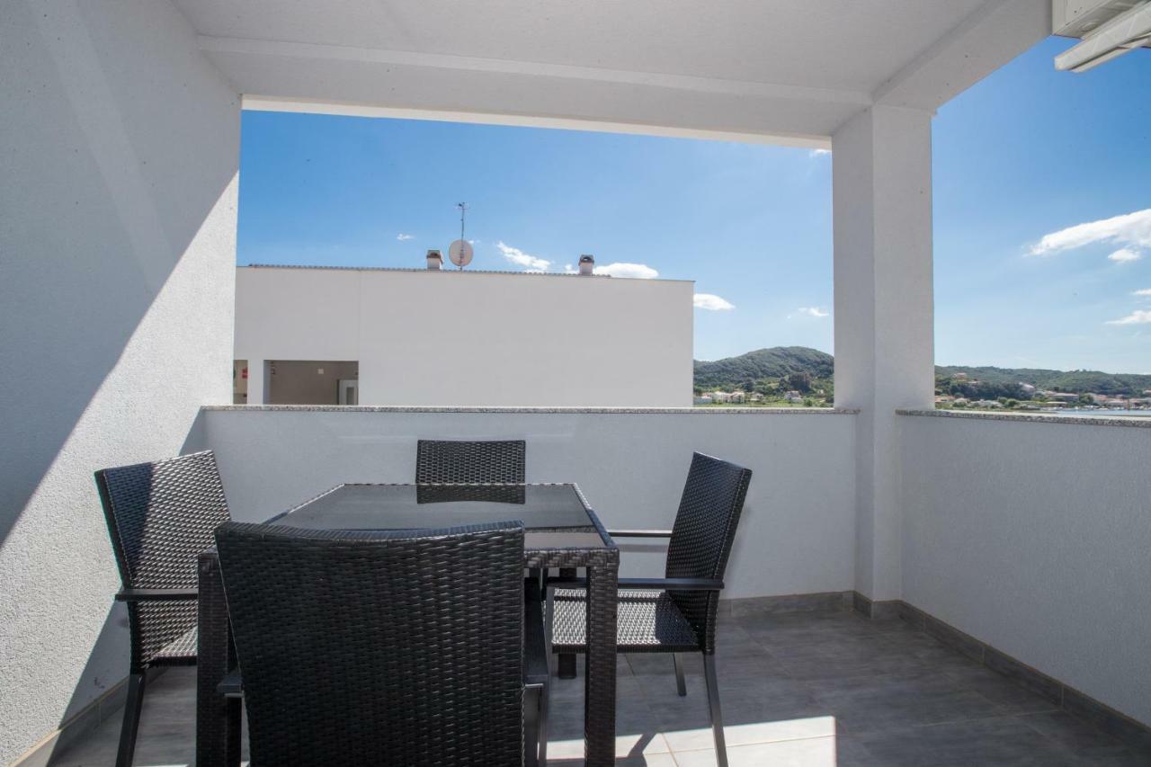 Apartments Petrusic Supetarska Draga Ngoại thất bức ảnh